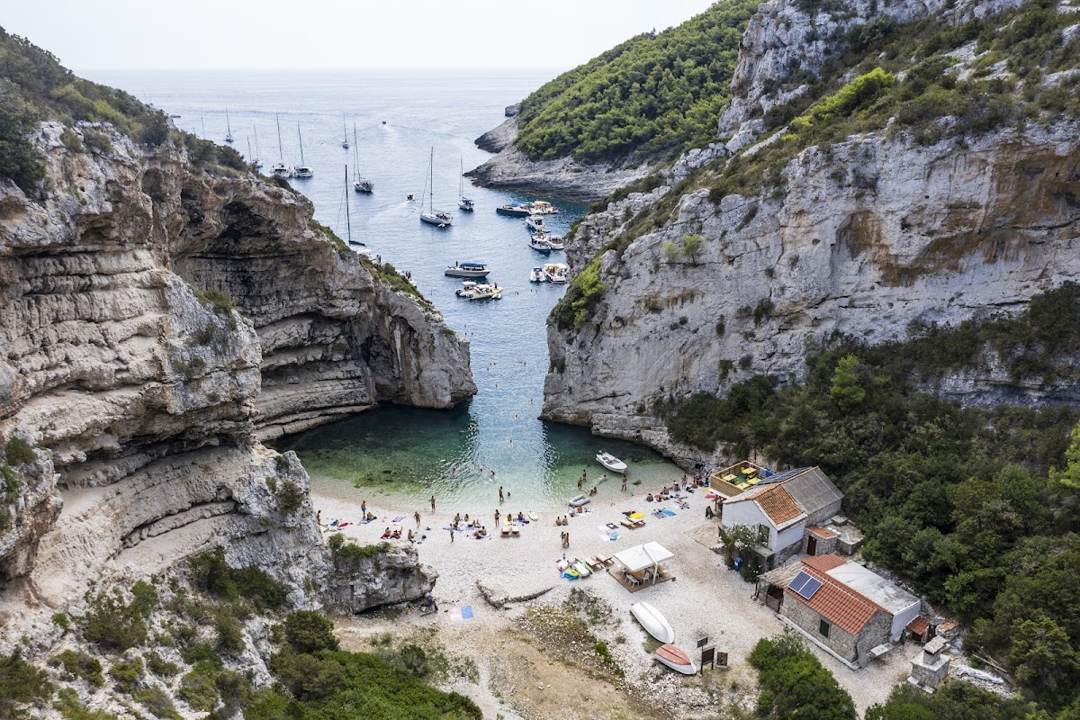 Stiniva uvala — hike i kupanje