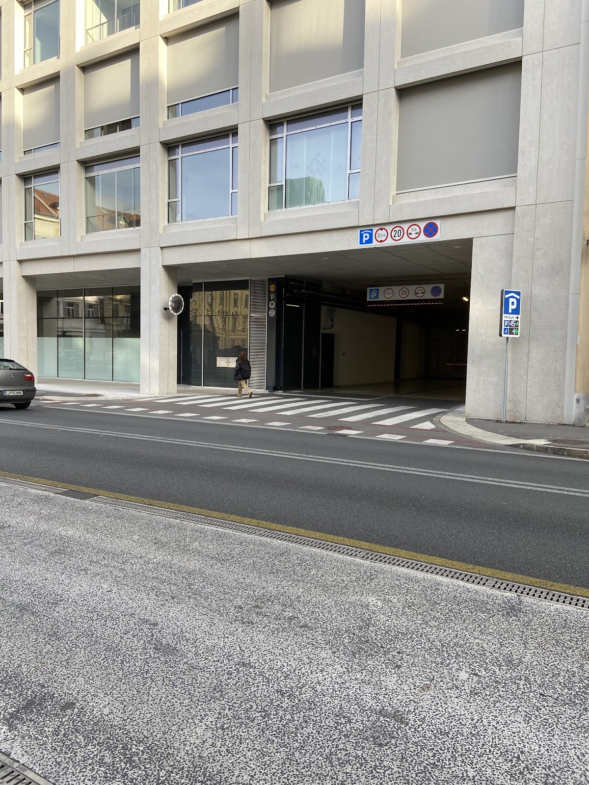 Garažna hiša ŠUMI / Parking ŠUMI
