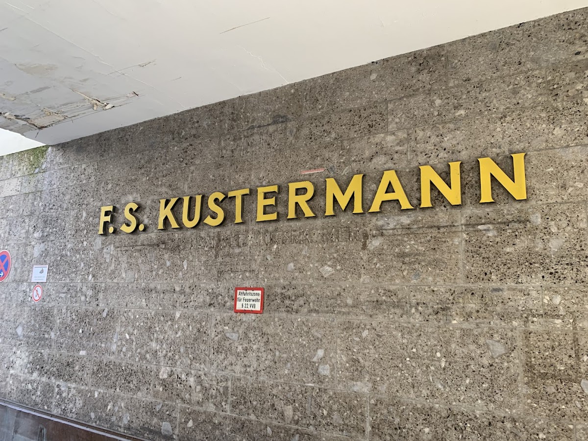 Kustermann Kundenparkplatz