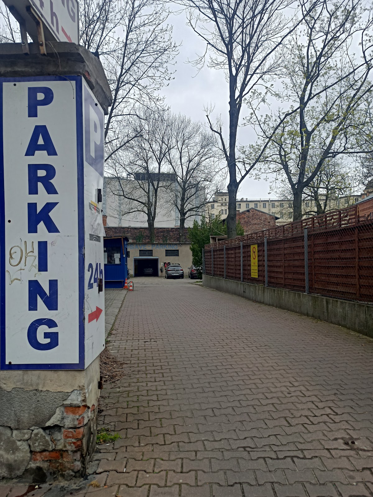 Mikołaja Zyblikiewicza 1 Parking