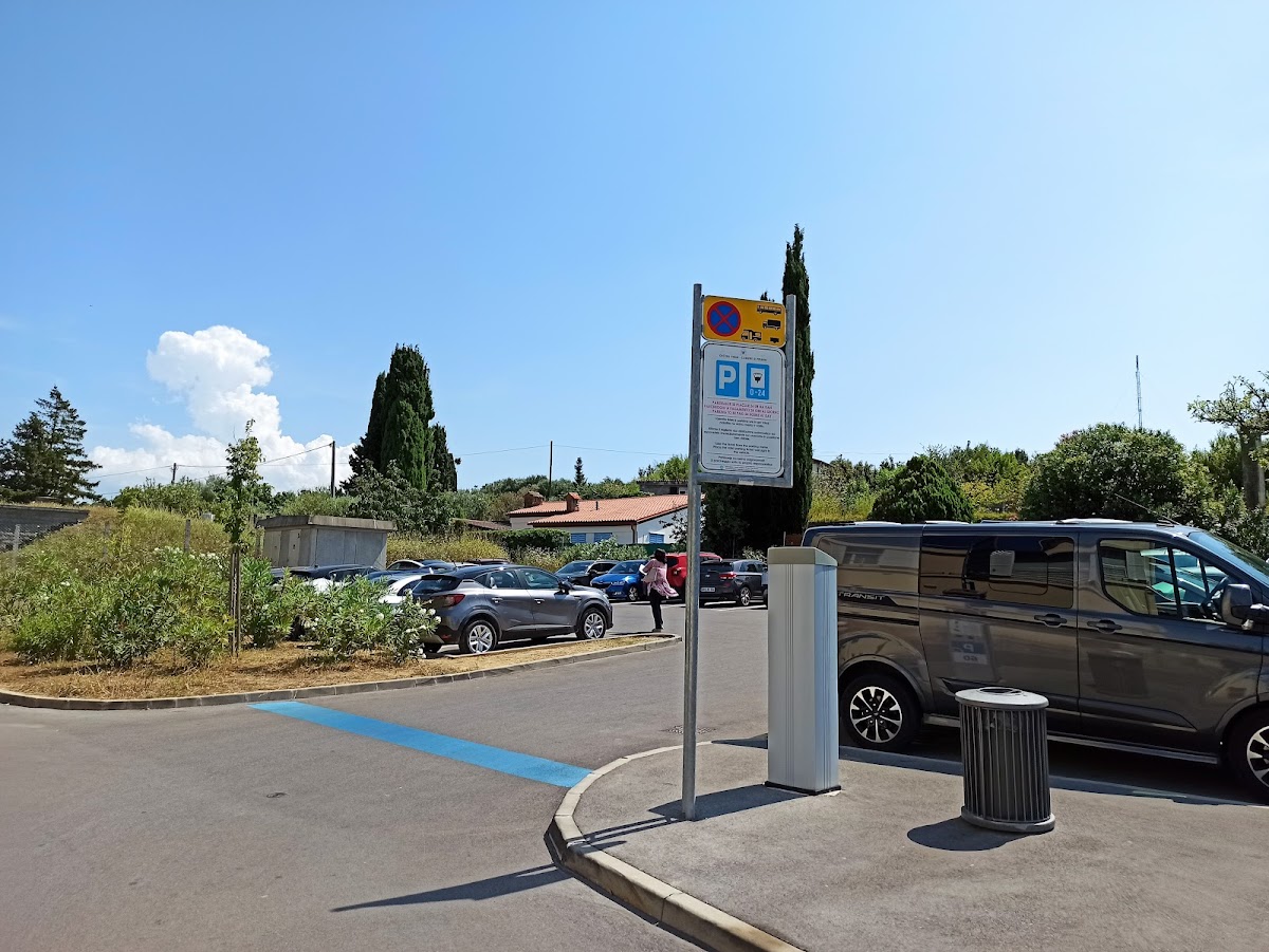 Parkirišče / area parcheggio