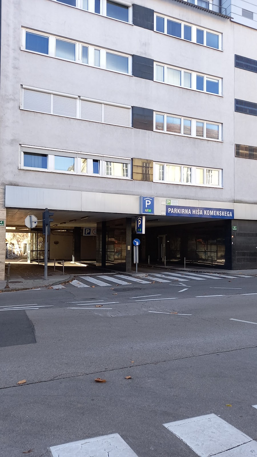 Parkirna hiša Komenskega