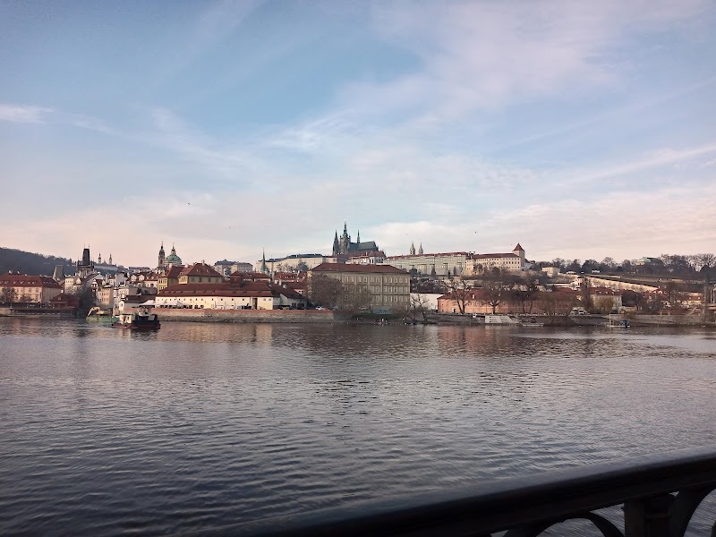 Parkování Alšovo nábřeží