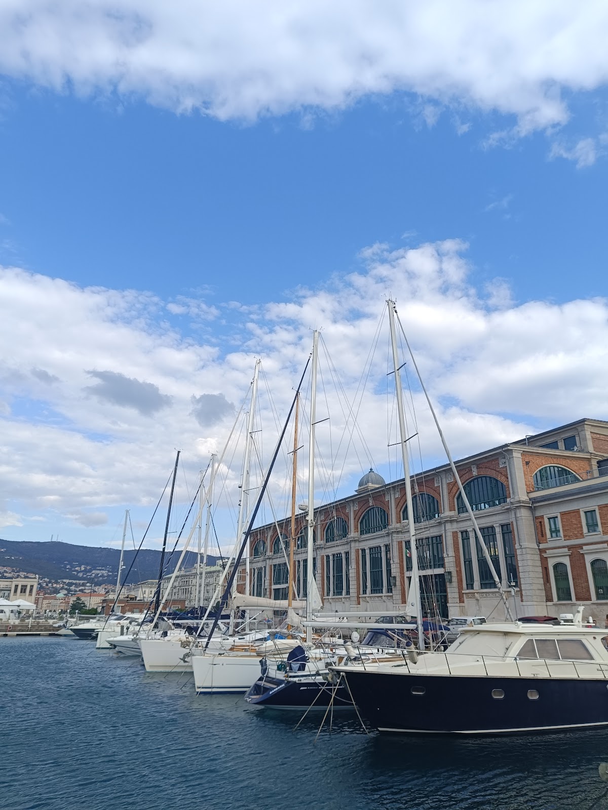 Riva Nazario Sauro, 3 Parking
