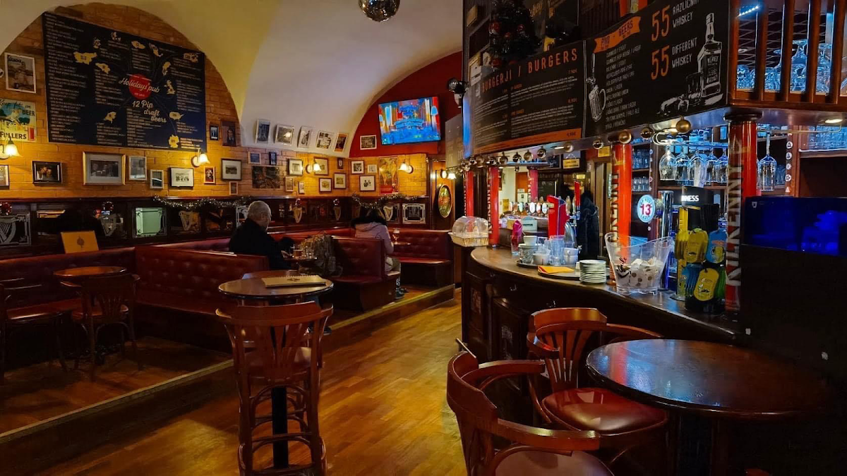 Holidays' Pub