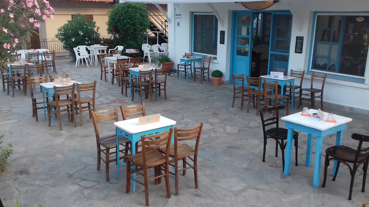 Παραδοσιακό Καφενείο "Ο Λευτέρης" στην πλατεία